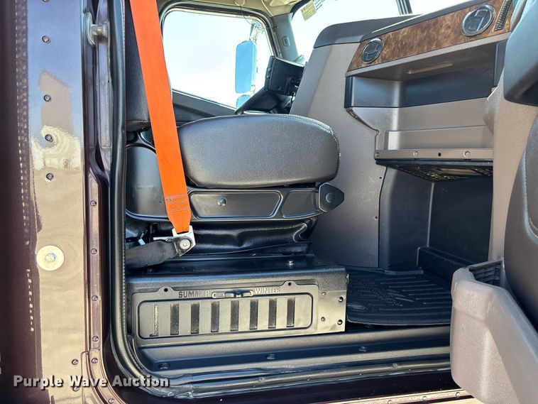 image for item FB3190 2018 International HX620 semi truck