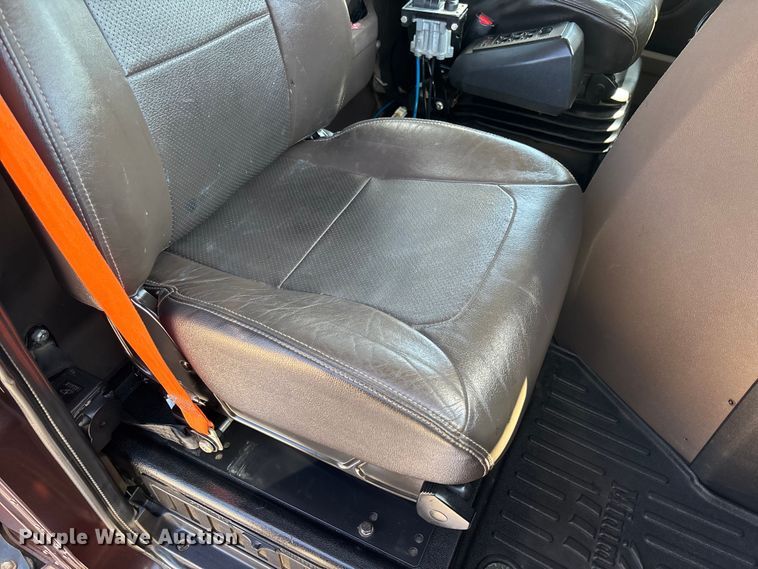 image for item FB3190 2018 International HX620 semi truck