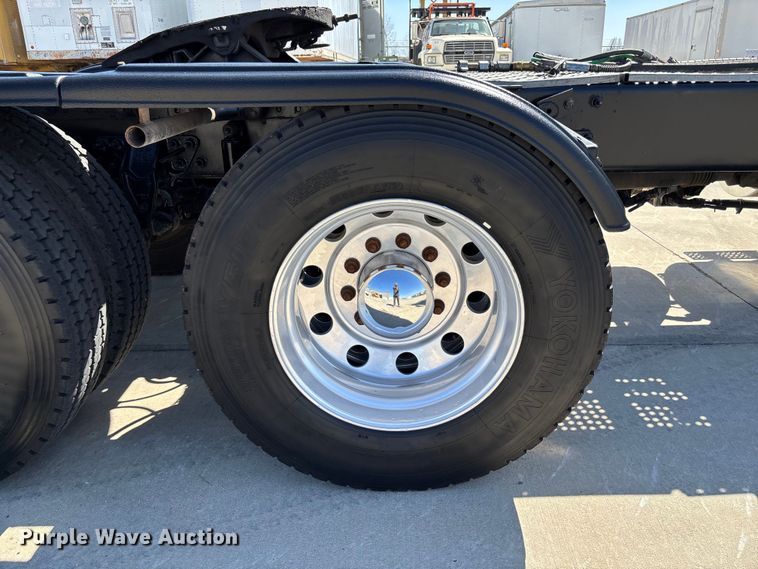 image for item FB3190 2018 International HX620 semi truck