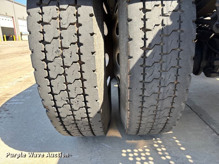 image for item FB3190 2018 International HX620 semi truck