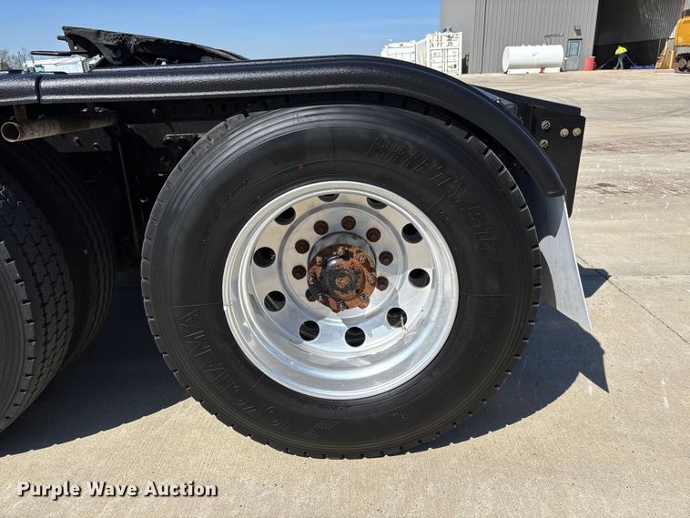 image for item FB3190 2018 International HX620 semi truck