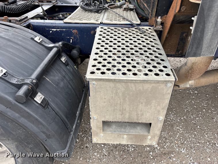 image for item FB3574 1997 Kenworth T600 semi truck