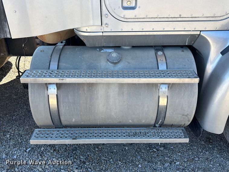 image for item FB3590 2006 International 9200i semi truck