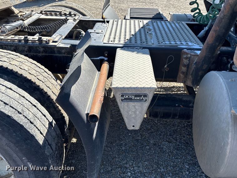 image for item FB3590 2006 International 9200i semi truck