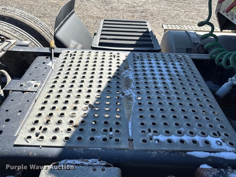 image for item FB3590 2006 International 9200i semi truck