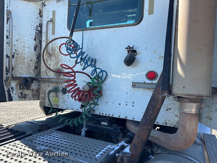 image for item FB3590 2006 International 9200i semi truck