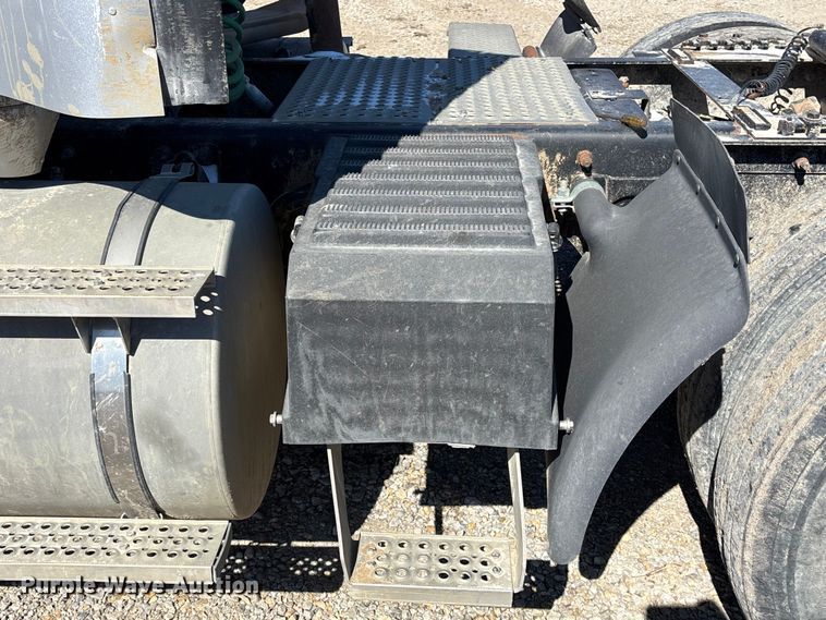 image for item FB3590 2006 International 9200i semi truck