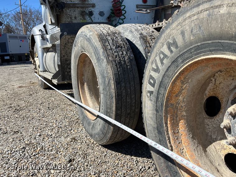 image for item FB3590 2006 International 9200i semi truck