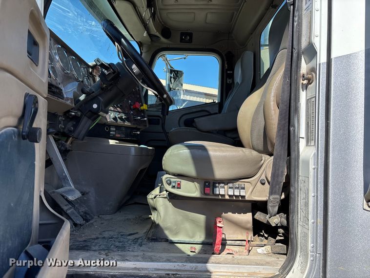 image for item FB3590 2006 International 9200i semi truck