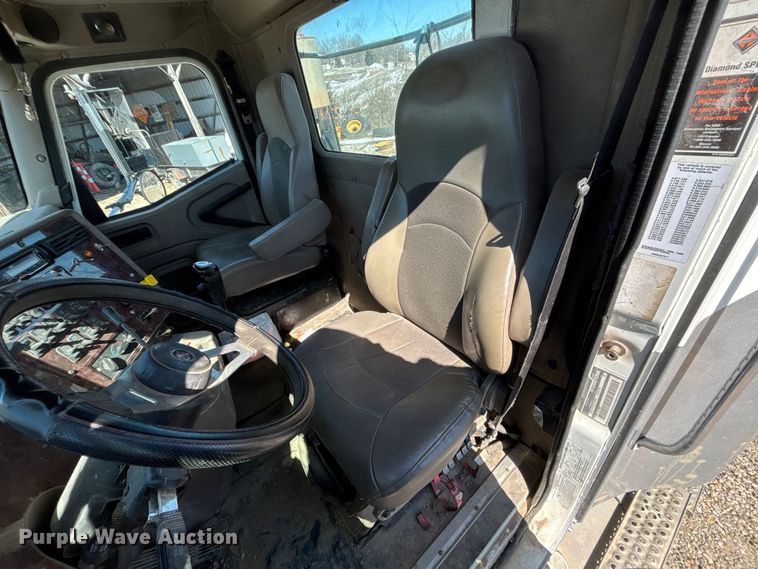 image for item FB3590 2006 International 9200i semi truck