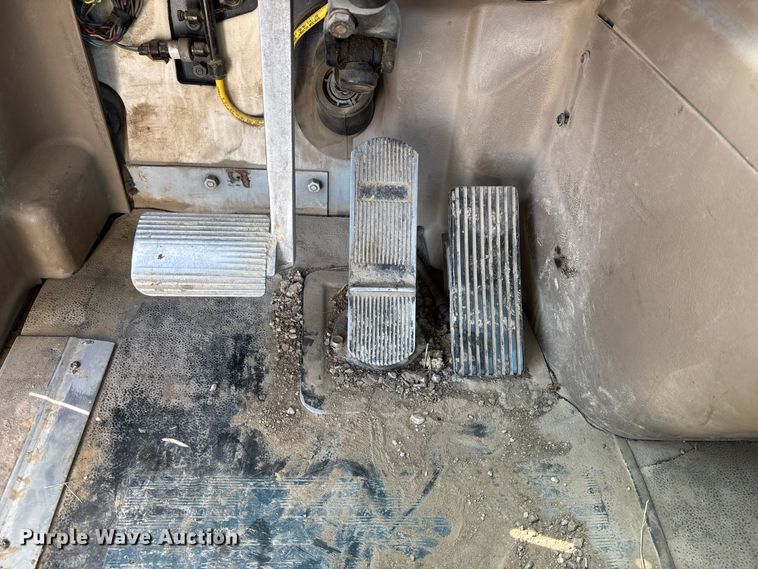 image for item FB3590 2006 International 9200i semi truck