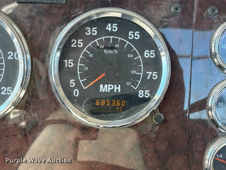 image for item FB3590 2006 International 9200i semi truck