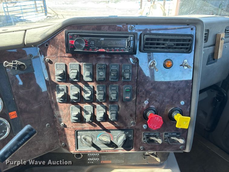 image for item FB3590 2006 International 9200i semi truck