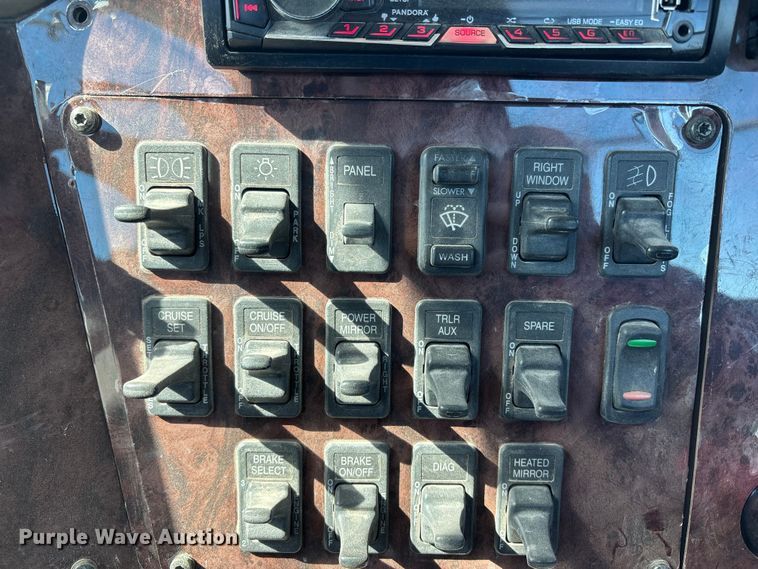 image for item FB3590 2006 International 9200i semi truck