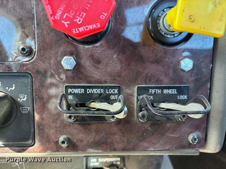 image for item FB3590 2006 International 9200i semi truck