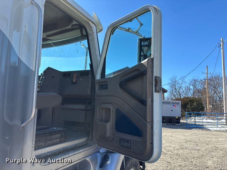 image for item FB3590 2006 International 9200i semi truck