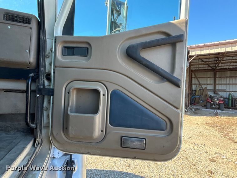 image for item FB3590 2006 International 9200i semi truck