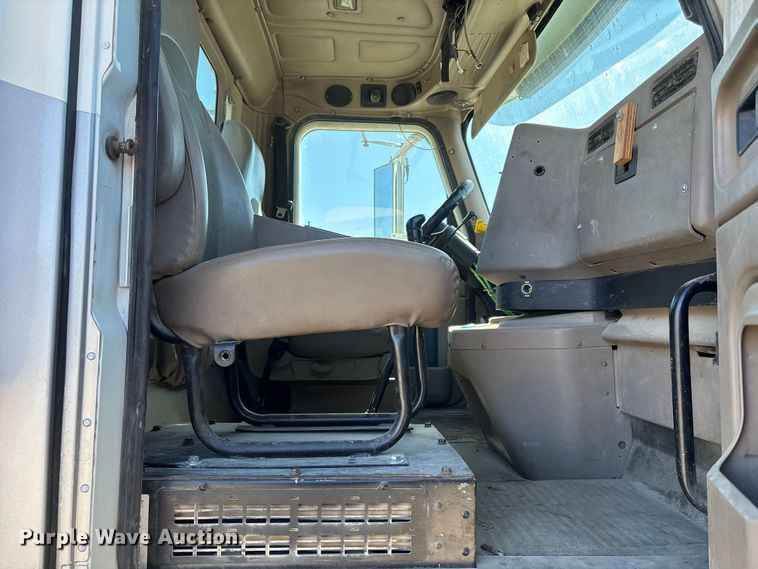 image for item FB3590 2006 International 9200i semi truck