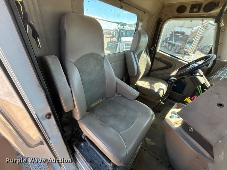 image for item FB3590 2006 International 9200i semi truck