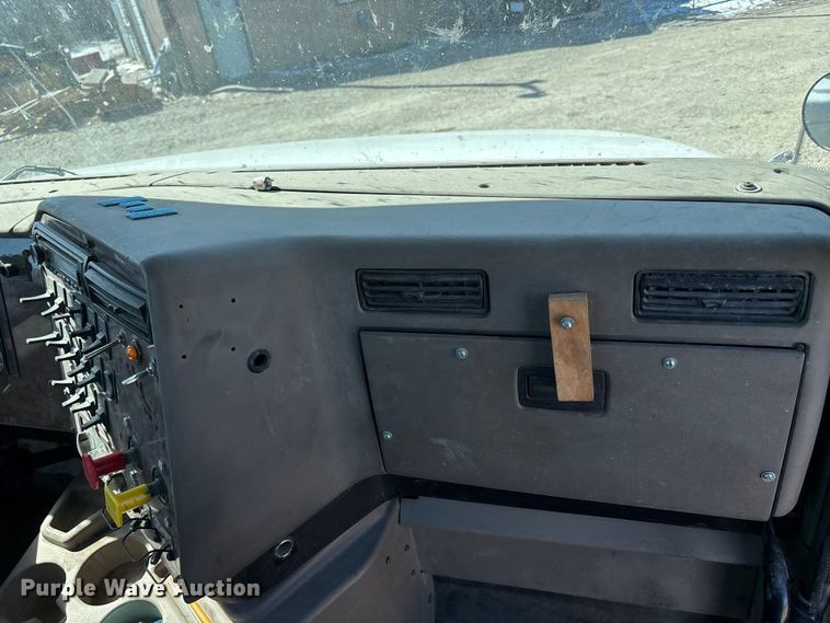 image for item FB3590 2006 International 9200i semi truck