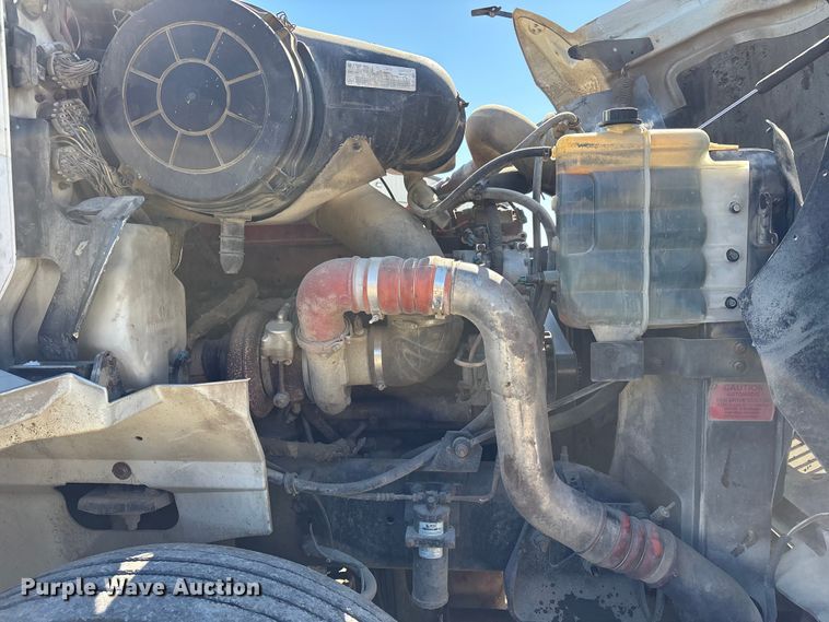 image for item FB3590 2006 International 9200i semi truck