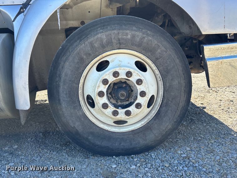 image for item FB3590 2006 International 9200i semi truck