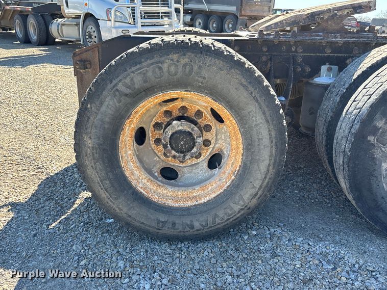 image for item FB3590 2006 International 9200i semi truck