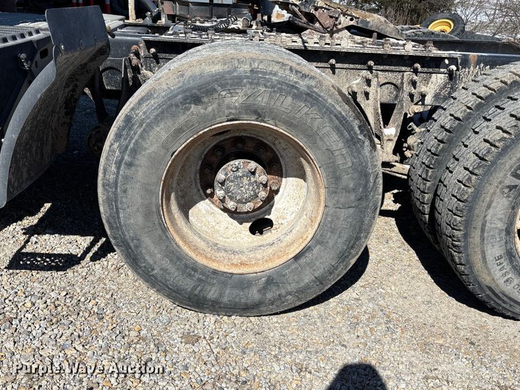 image for item FB3590 2006 International 9200i semi truck