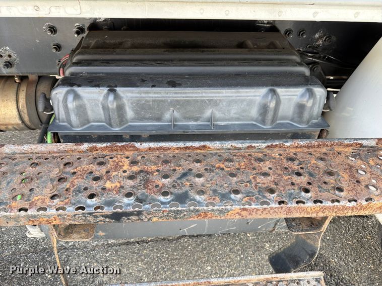 image for item FB7970 2016 International 4300 box truck