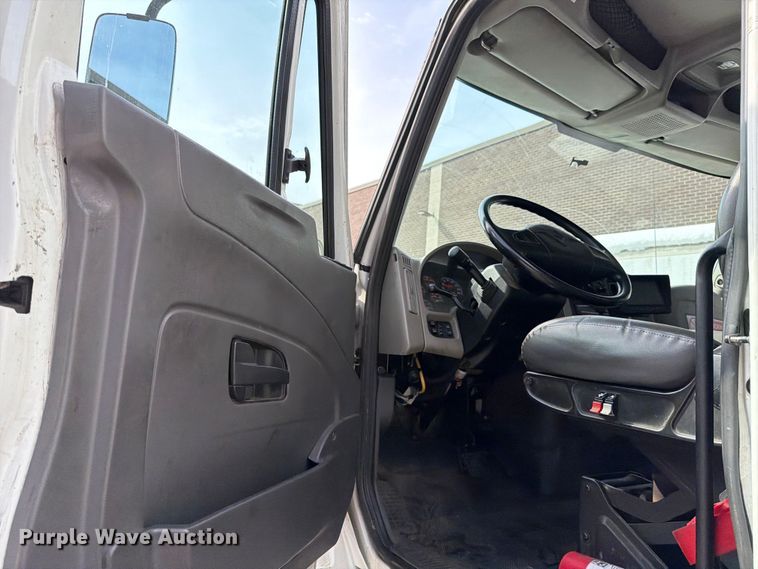 image for item FB7970 2016 International 4300 box truck