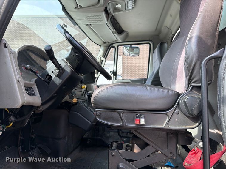 image for item FB7970 2016 International 4300 box truck