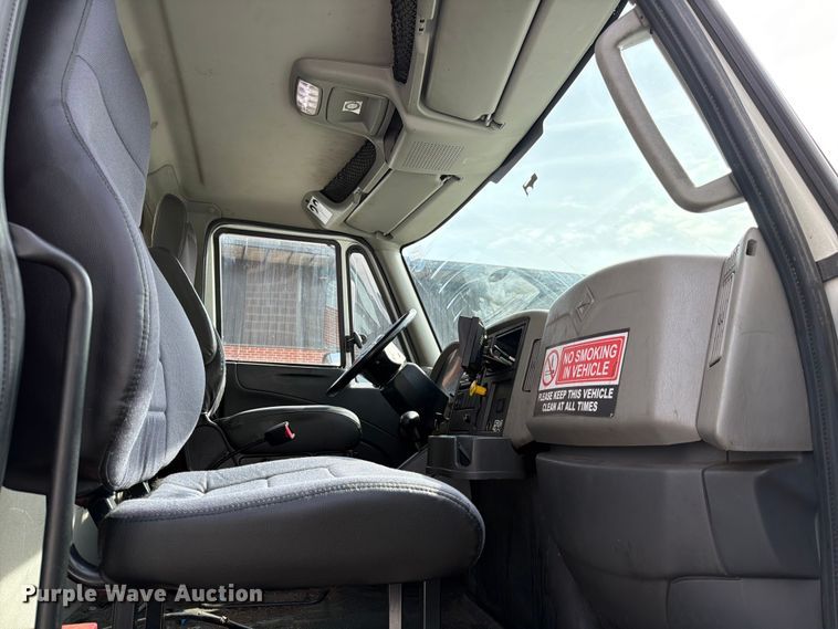 image for item FB7970 2016 International 4300 box truck