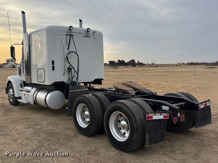 image for item FC2083 2017 Freightliner 122SD semi truck