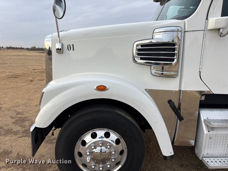 image for item FC2083 2017 Freightliner 122SD semi truck