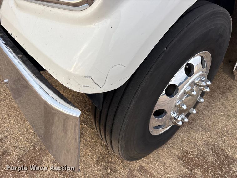 image for item FC2083 2017 Freightliner 122SD semi truck