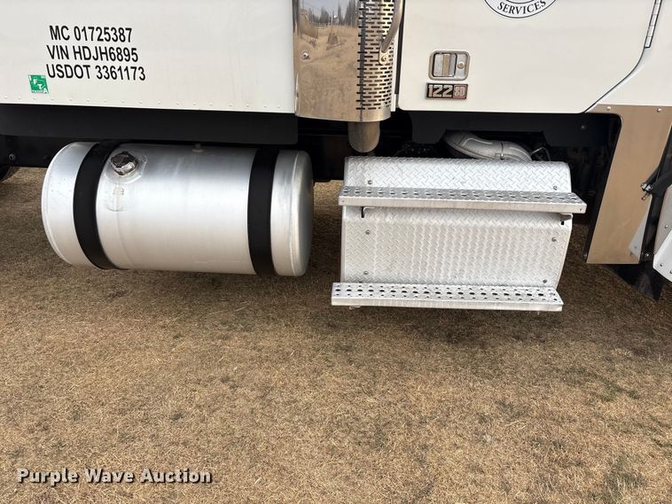 image for item FC2083 2017 Freightliner 122SD semi truck