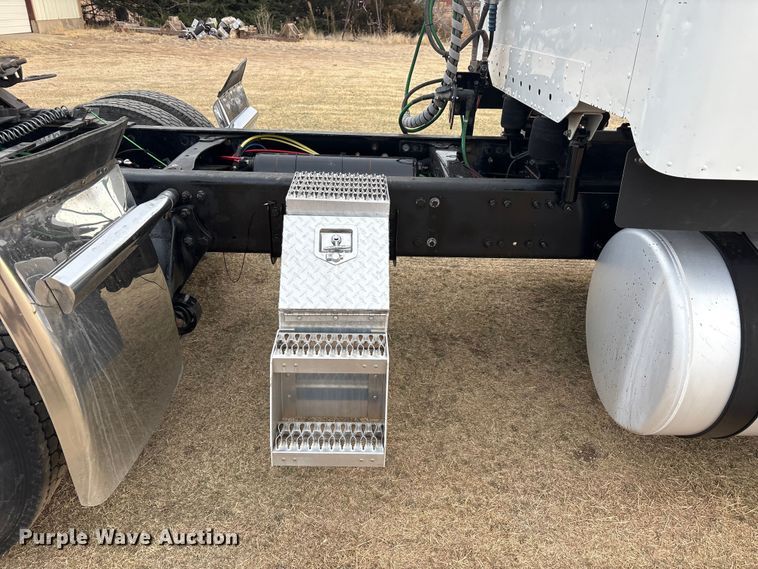 image for item FC2083 2017 Freightliner 122SD semi truck