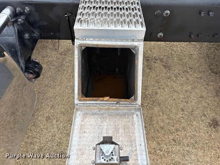 image for item FC2083 2017 Freightliner 122SD semi truck