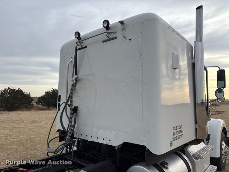 image for item FC2083 2017 Freightliner 122SD semi truck