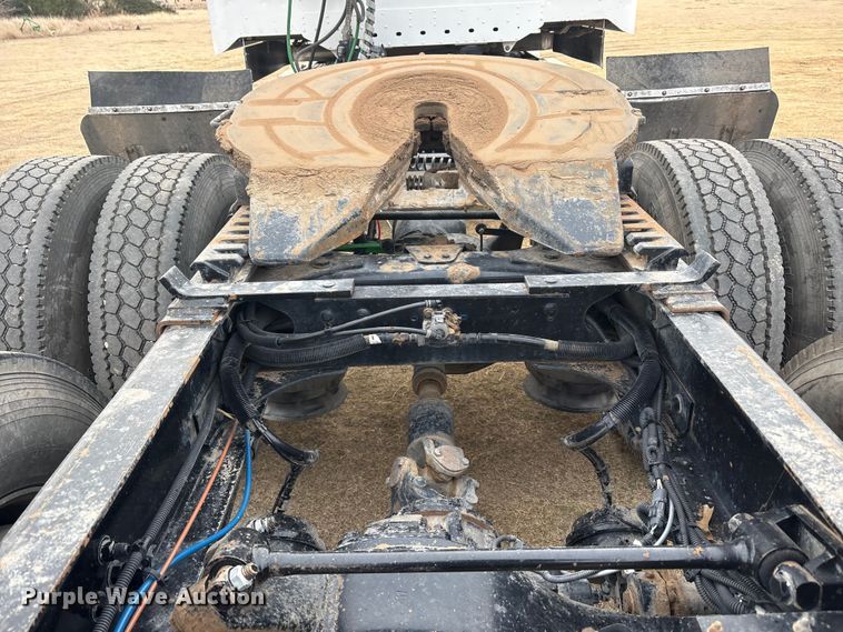 image for item FC2083 2017 Freightliner 122SD semi truck