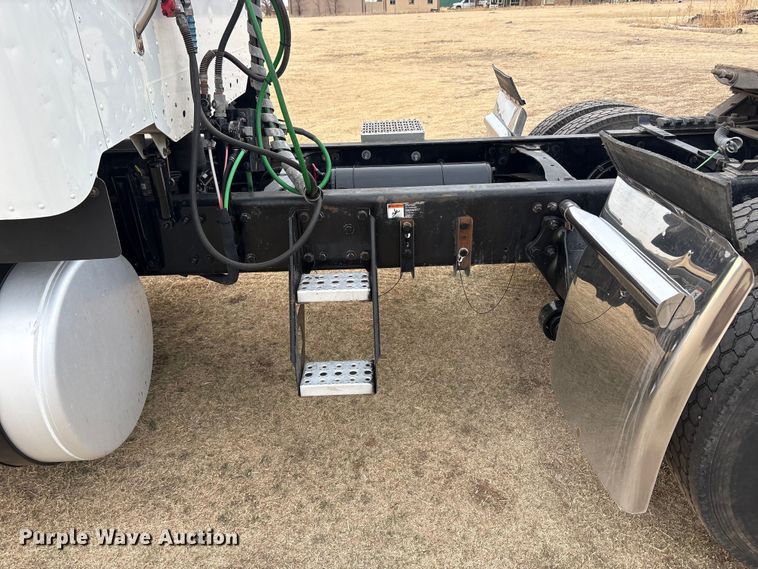 image for item FC2083 2017 Freightliner 122SD semi truck