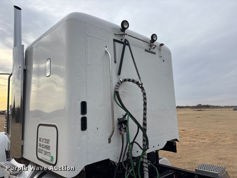 image for item FC2083 2017 Freightliner 122SD semi truck