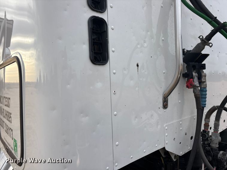 image for item FC2083 2017 Freightliner 122SD semi truck