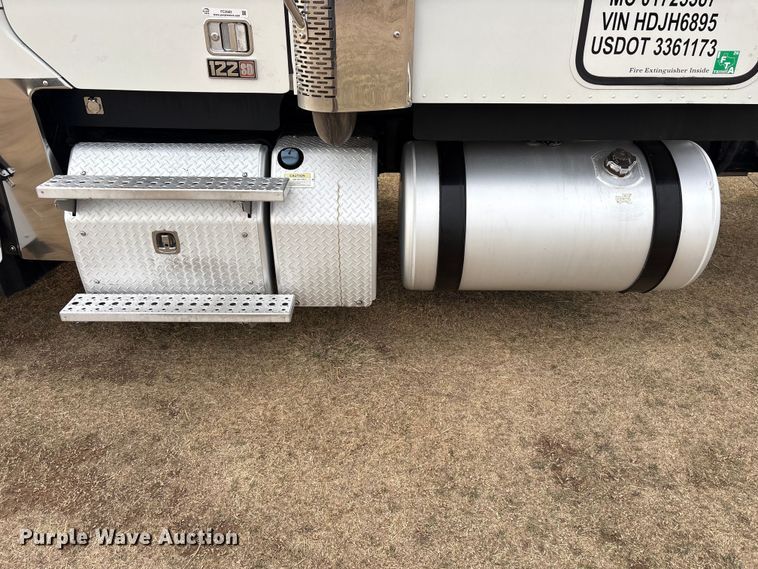 image for item FC2083 2017 Freightliner 122SD semi truck