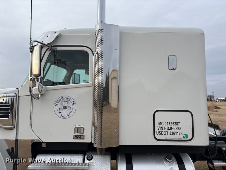 image for item FC2083 2017 Freightliner 122SD semi truck