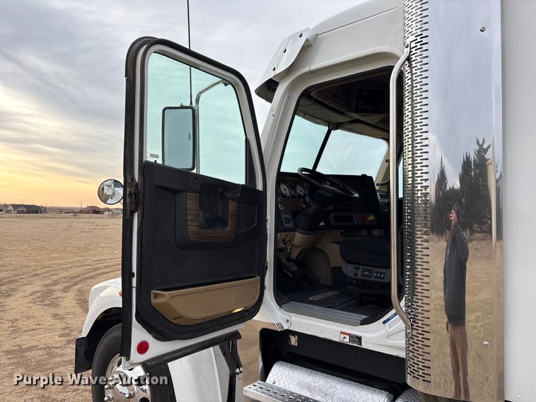 image for item FC2083 2017 Freightliner 122SD semi truck