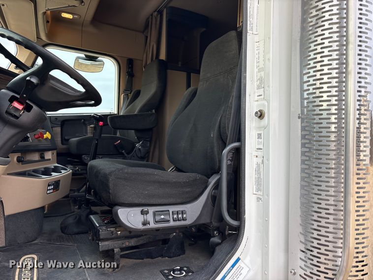 image for item FC2083 2017 Freightliner 122SD semi truck