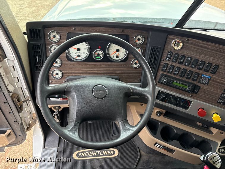 image for item FC2083 2017 Freightliner 122SD semi truck