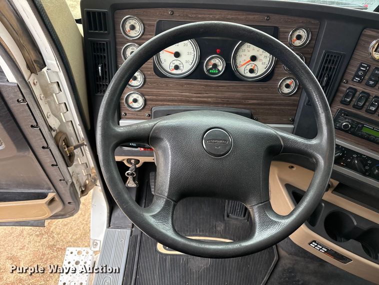 image for item FC2083 2017 Freightliner 122SD semi truck