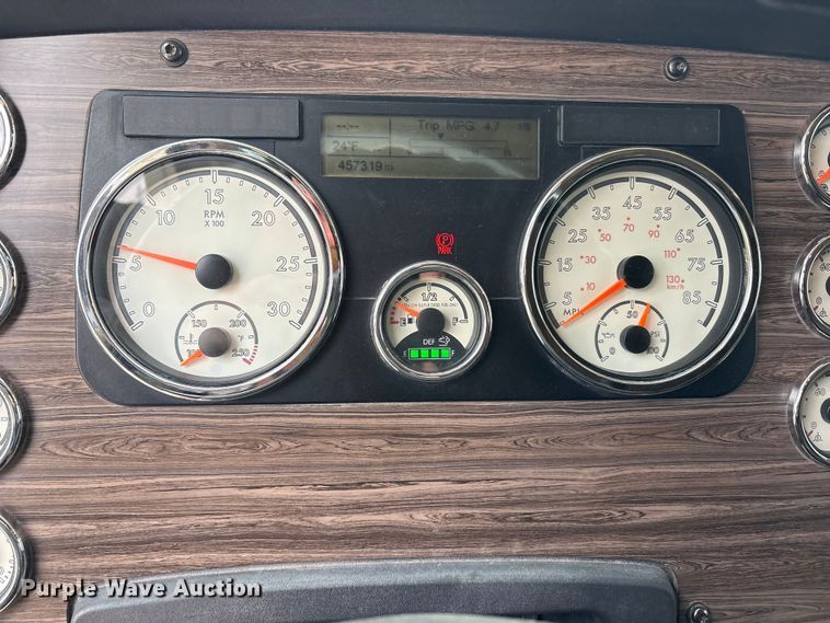 image for item FC2083 2017 Freightliner 122SD semi truck